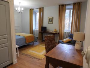 een slaapkamer met een bed en een woonkamer bij Le Figarelou in Thiézac