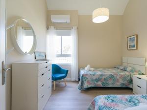 Un dormitorio con dos camas y un espejo. en HomeForGuest Modern Apartment in San Agustin 2 min from the beach, en San Bartolomé 21 fotos más