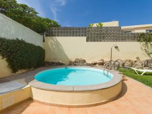 una gran piscina en un patio con una valla en HomeForGuest Modern Apartment in San Agustin 2 min from the beach, en San Bartolomé
