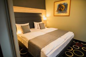 Postel nebo postele na pokoji v ubytování Garden Hotel Wellness és Konferencia