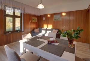 Posedenie v ubytovaní Apartament z panorama Szrenicy - duzy 70m2, 2 sypialnie i salon, idealny dla duzej grupy!