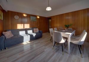 Posedenie v ubytovaní Apartament z panorama Szrenicy - duzy 70m2, 2 sypialnie i salon, idealny dla duzej grupy! + 18 fotografií