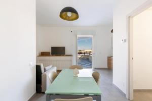 Μια τηλεόραση ή/και κέντρο ψυχαγωγίας στο Attico Primavera by BarbarHouse