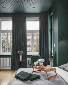 una camera con un letto, un tavolo e una sedia di KAZIA Apartment in My Center a Stettino