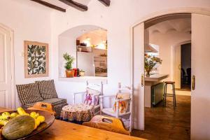 een woonkamer met een tafel met een fruitschaal bij Lidias Rural House HUTB0615 in Barcelona