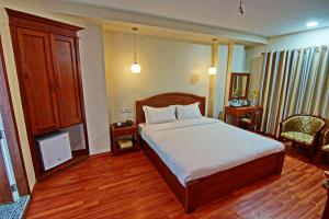Un pat sau paturi într-o cameră la Royal Pearl Hotel