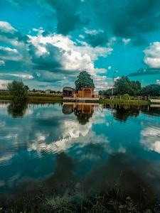 Výhľad na rieku v blízkosti luxusného stanu