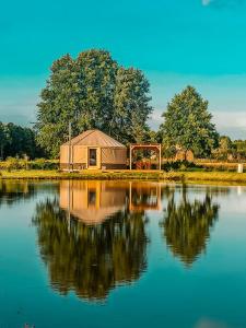 Príroda v okolí luxusného stanu