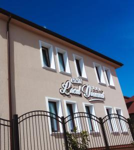 budynek z znakiem na boku w obiekcie Casa Lacul Doamnei w mieście Ocnele Mari