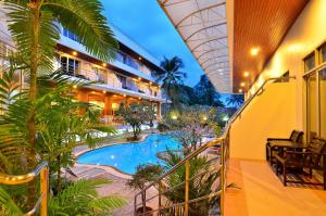 Tầm nhìn ra hồ bơi gần/tại Samui First House Hotel