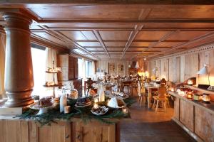 un restaurante con paredes de madera, mesas y sillas en Hotel Mont Blanc Megève en Megève