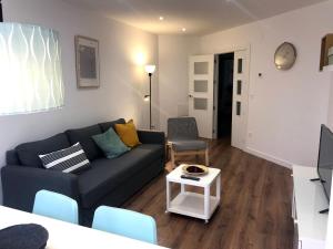 een woonkamer met een bank en een tafel bij INSIDEHOME Apartments - La Casita de Oscar in Palencia