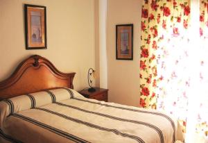 A bed or beds in a room at Family friendly patio and poolview