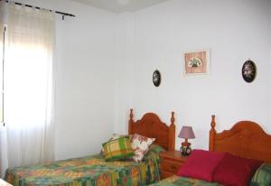 A bed or beds in a room at Family friendly patio and poolview