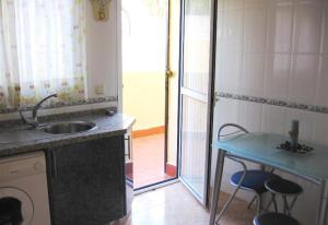 A kitchen or kitchenette at Family friendly patio and poolview