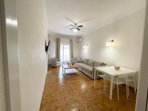 - un salon avec un canapé et une table dans l'établissement Faliro Apartments Next To The Beach, à Athènes