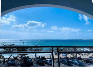 a view of a beach with parked cars and the ocean at 南灣陽光皮小妞 Pii hostel in Nanwan