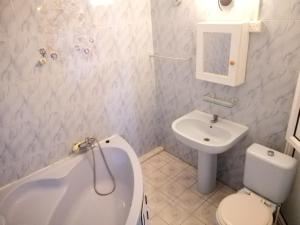 Vannituba majutusasutuses Spacious Villa with Pool and 10 Bedrooms in Quatre Cocos