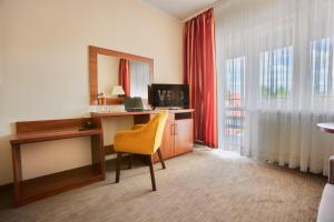 吉日茨科的住宿－馬祖裡酒店，酒店客房配有书桌、电脑和椅子
