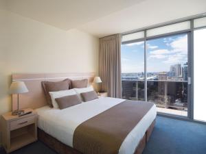 Oaks Melbourne on Lonsdale Suites客房内的一张或多张床位