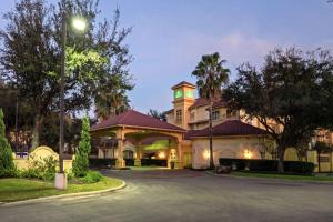 um hotel com um edifício com uma torre de relógio em La Quinta by Wyndham Houston West Park 10 em Houston