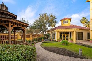 uma casa com um gazebo e um jardim em La Quinta by Wyndham Houston West Park 10 em Houston