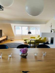 uma sala de estar com uma mesa com flores em Gemütliche Ferienwohnung mit Pool bei Jena em Kahla