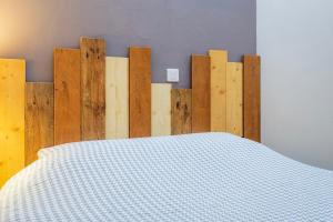 - une chambre avec un lit et une clôture en bois dans l'établissement Gite Le Caveau Sélestat - 30min EuropaPark, à Sélestat