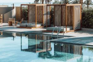 Bazén v ubytování Eliros Mare Beachfront Poem Hotel nebo v jeho okolí