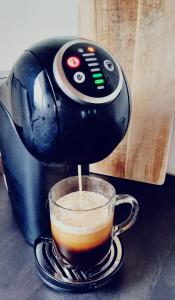 ekspres do kawy robi filiżankę kawy w obiekcie 't Nieuwe Nest w mieście Kaatsheuvel