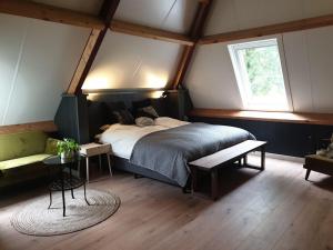 Giường trong phòng chung tại B&B Het Nijenhuis