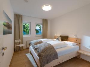 Schlafzimmer mit einem großen Bett mit einem Kopfteil aus Holz in der Unterkunft Blick auf's Schloss in Itter
