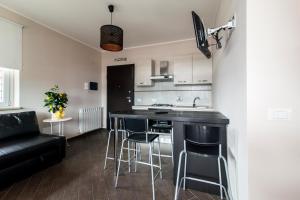 una cocina con barra y un bar con taburetes en Guest House Roma Express, en Ladispoli