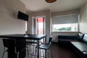 A television and/or entertainment centre at Guest House Roma Express