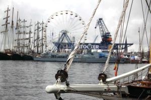 un barco con una noria en un puerto en Ferienwohnungen Am Schwanenteich en Rostock