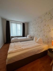 Postel nebo postele na pokoji v ubytování smartroom Rössli Hunzenschwil