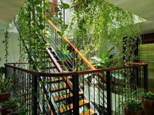 un escalier en colimaçon recouvert de plantes dans un bâtiment dans l'établissement Nicobar Con Dao Hotel, à Côn Son