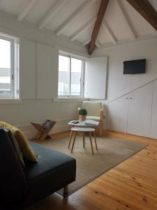 un soggiorno con un tavolo e un divano di YOUR PLACE PORTO I a Porto