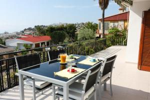 En balkon eller terrasse på Chalet Grecia Inmomart