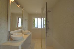 ein Badezimmer mit zwei Waschbecken und einer Glasdusche in der Unterkunft Alconasser 10 - Amazing Seaviews between Deia & Soller in Port de Sóller + 25 Fotos