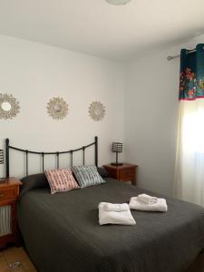 sypialnia z łóżkiem i dwoma ręcznikami na nim w obiekcie casita valdivia w mieście Gaucín +8 zdjęć