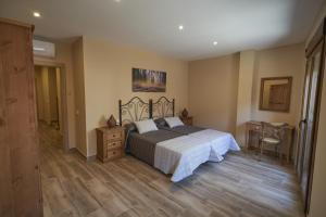 um quarto com uma cama grande e piso em madeira em La Casa del Lino em Torrebeses