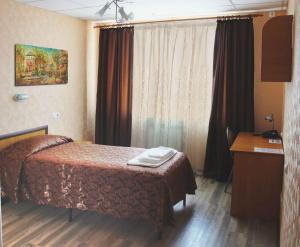 um quarto de hotel com uma cama e uma janela em Uchebnaya Hotel em Vladivostok