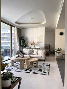 uma sala de estar com um sofá e uma mesa em Veranda Residence Hua-Hin em Hua Hin