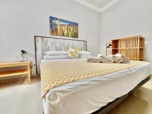 Posteľ alebo postele v izbe v ubytovaní Aromas Suites Apartments