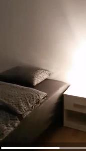 Säng eller sängar i ett rum på Kveldsol Apartments