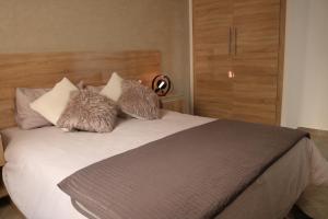 a bedroom with a large bed with pillows at Tiwaline Tarsime App E in Sidi Ifni