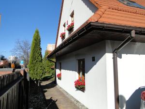 ein weißes Gebäude mit Blumenkästen am Fenster in der Unterkunft Giszowiec Pokoje gościnne Przyjazna 9 in Kattowitz