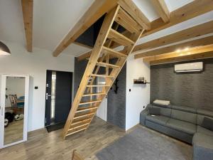 loft convertito con scala in soggiorno. di Domek nad Stawem a Kłodzko