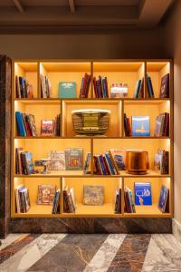 una estantería amarilla con libros. en Hotel Jadali & Spa en Marrakech